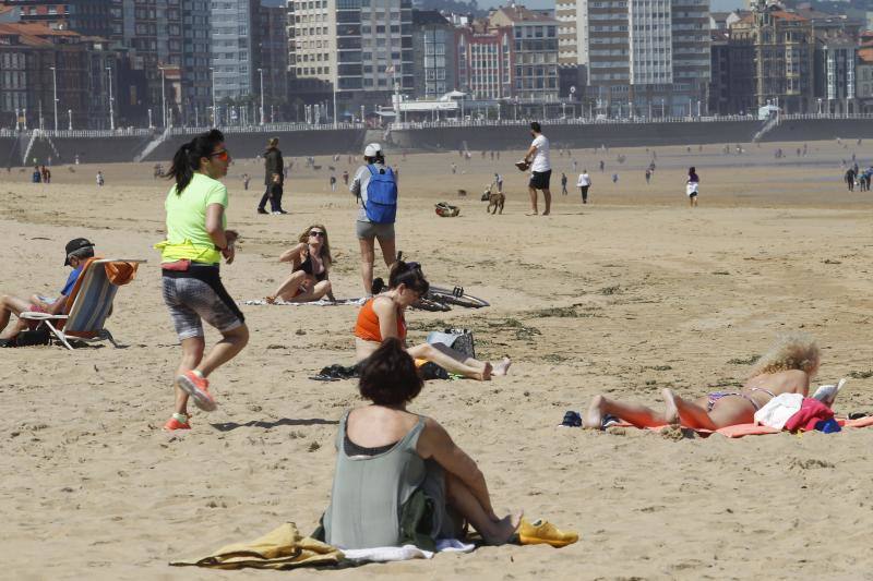 Fotos: Gijón, dispuesto a disfrutar del sol y del calor