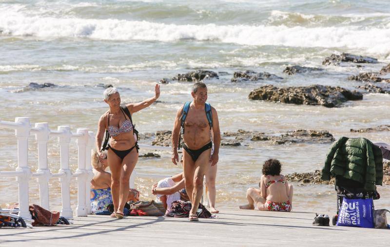 Fotos: Gijón, dispuesto a disfrutar del sol y del calor