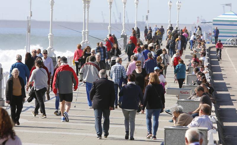 Fotos: Gijón, dispuesto a disfrutar del sol y del calor