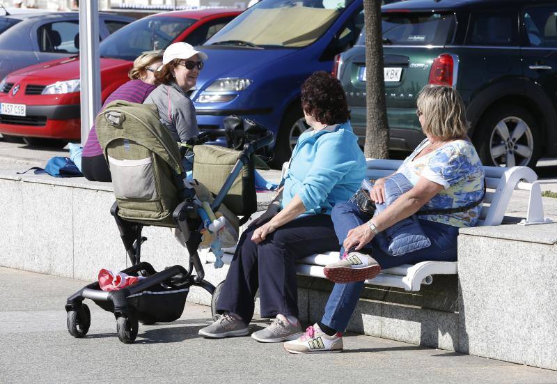 Fotos: Gijón, dispuesto a disfrutar del sol y del calor