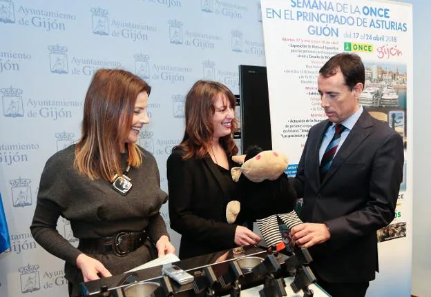 Eva Illán, con Aitana Martínez y Pedro Ortiz. :: A. FLÓREZ