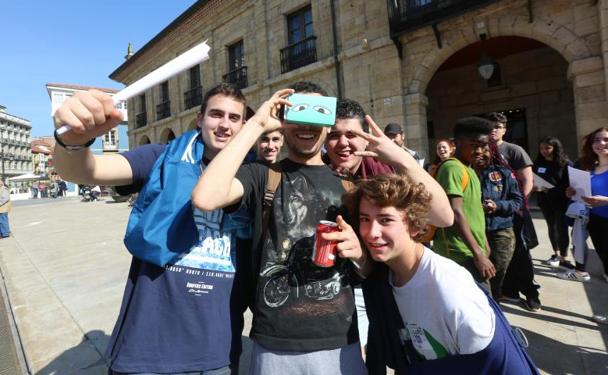 Estudiantes de bachillerato con las gafas 3D, en el Ayuntamiento 