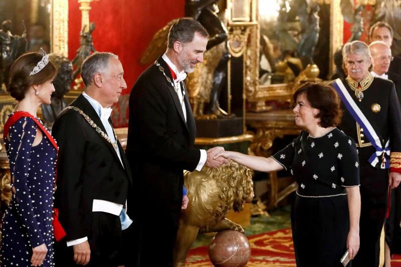 Más de 400 invitados del mundo político, económico, cultural, deportivo y de la comunicación asistieron este lunes a la recepción ofrecida en honor de los Reyes por el presidente de Portugal, Marcelo Rebelo de Sousa, en el Palacio de El Pardo