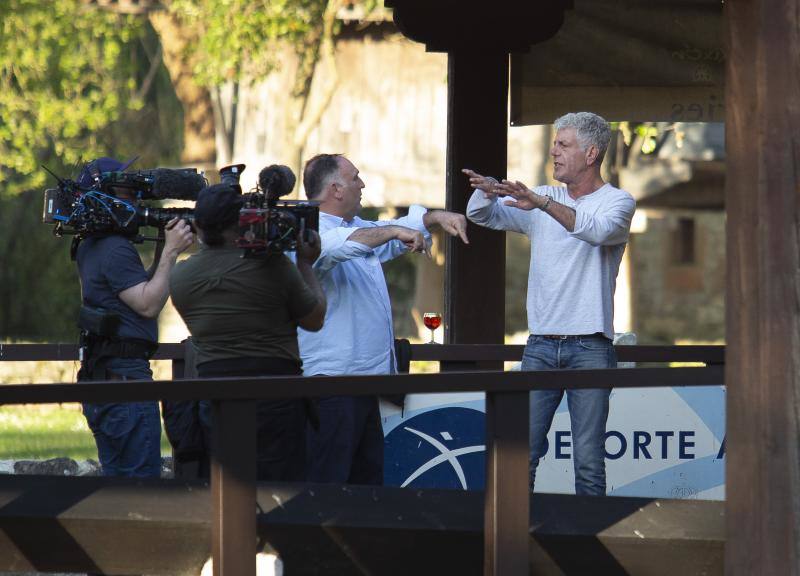 El chef asturiano ha grabado una partida de este deporte junto a Anthony Bourdain en el Museo del Pueblo de Asturias para un espacio televisivo del canal estadounidense.