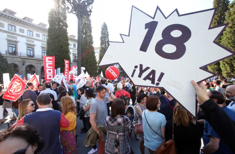 Centenares de docentes se han manifestado en las calles de Oviedo para pedir la vuelta a las 18 y 23 horas lectivas en Secundaria y Primaria, vigentes hasta la aprobación del decreto de racionalización del gasto público en 2012. 
