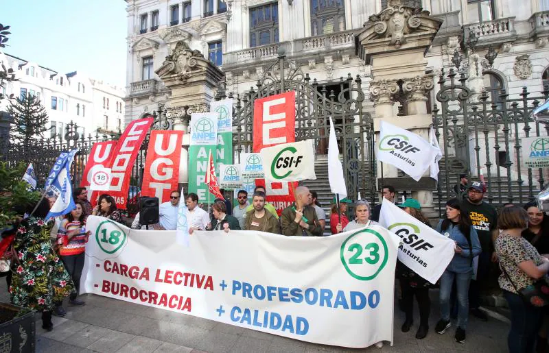 Centenares de docentes se han manifestado en las calles de Oviedo para pedir la vuelta a las 18 y 23 horas lectivas en Secundaria y Primaria, vigentes hasta la aprobación del decreto de racionalización del gasto público en 2012. 