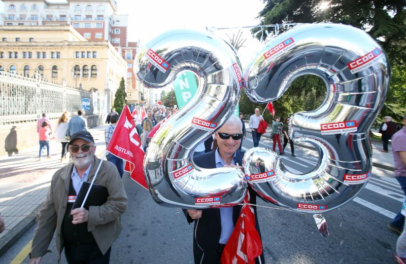 Centenares de docentes se han manifestado en las calles de Oviedo para pedir la vuelta a las 18 y 23 horas lectivas en Secundaria y Primaria, vigentes hasta la aprobación del decreto de racionalización del gasto público en 2012. 