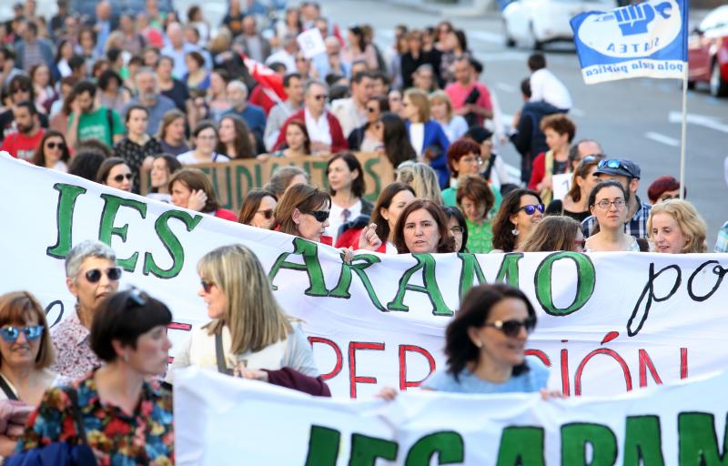 Centenares de docentes se han manifestado en las calles de Oviedo para pedir la vuelta a las 18 y 23 horas lectivas en Secundaria y Primaria, vigentes hasta la aprobación del decreto de racionalización del gasto público en 2012. 