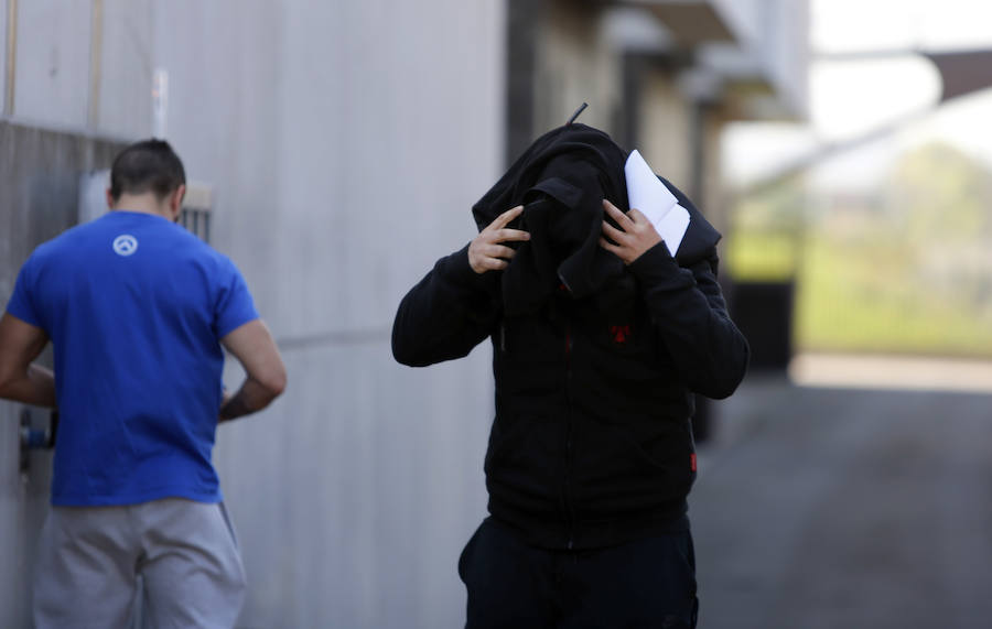 La Fiscalía solicita un año de cárcel para uno de los tres arrestados este martes. Los trabajos policiales lograron determinar que, presuntamente, que fueron ocho las personas implicadas en la agresión