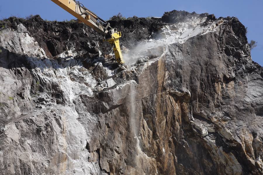 Fotos: Las máquinas trabajan para retirar el argayu de Caso