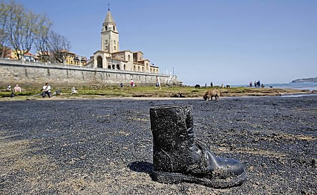 Una nueva mancha de carbón cubre la playa de San Lorenzo