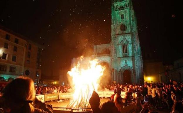 La plaza de la Catedral volverá a  acoger a la hoguera de San Juan