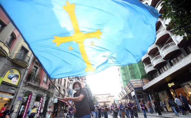 Manifestación por la oficialidad del asturiano celebrada en Oviedo. 