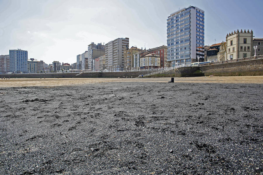 La mancha oscura ha aparecido de nuevo junto al 'pedreru' de San Pedro y se prolonga hasta la escalera número 2 del arenal gijonés