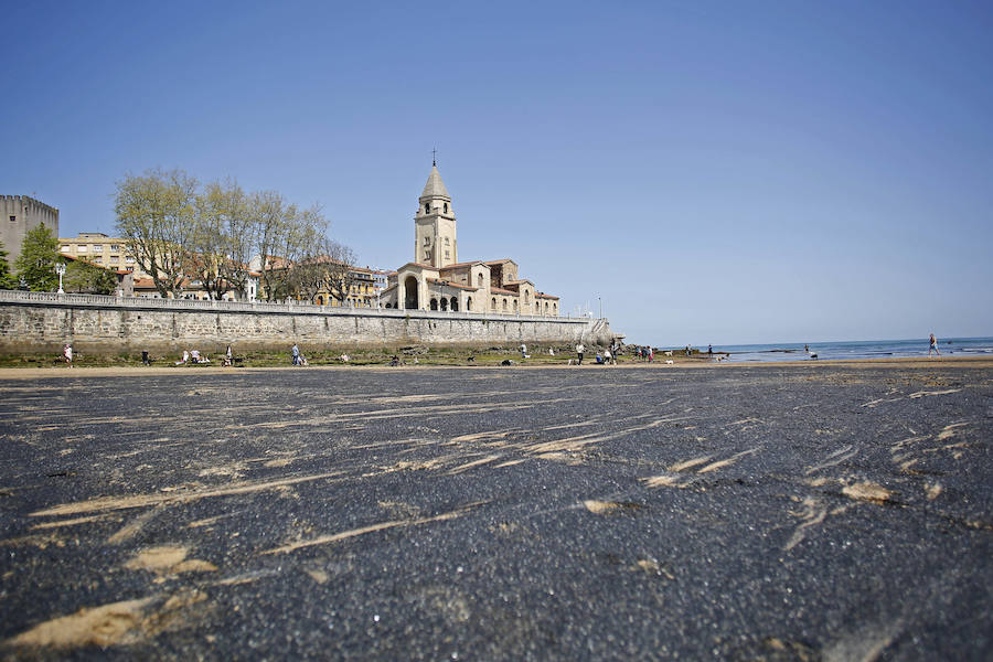 La mancha oscura ha aparecido de nuevo junto al 'pedreru' de San Pedro y se prolonga hasta la escalera número 2 del arenal gijonés