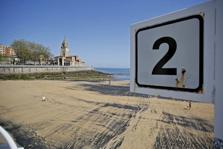 La mancha oscura ha aparecido de nuevo junto al 'pedreru' de San Pedro y se prolonga hasta la escalera número 2 del arenal gijonés