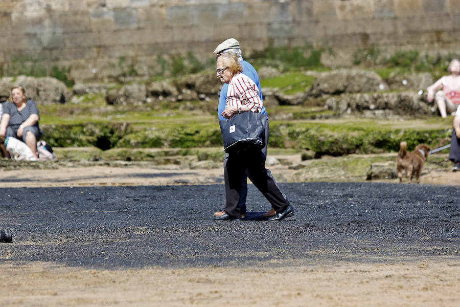 La mancha oscura ha aparecido de nuevo junto al 'pedreru' de San Pedro y se prolonga hasta la escalera número 2 del arenal gijonés