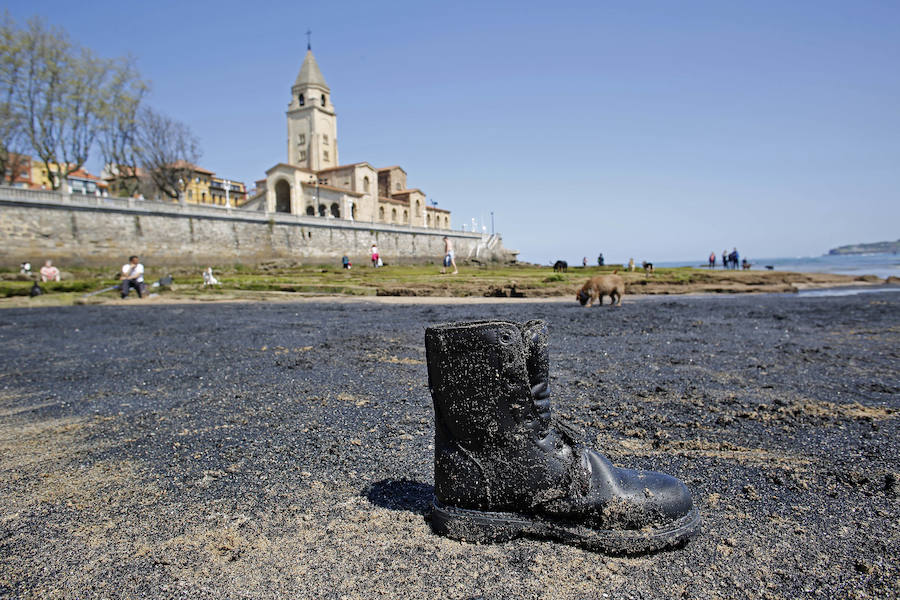 La mancha oscura ha aparecido de nuevo junto al 'pedreru' de San Pedro y se prolonga hasta la escalera número 2 del arenal gijonés
