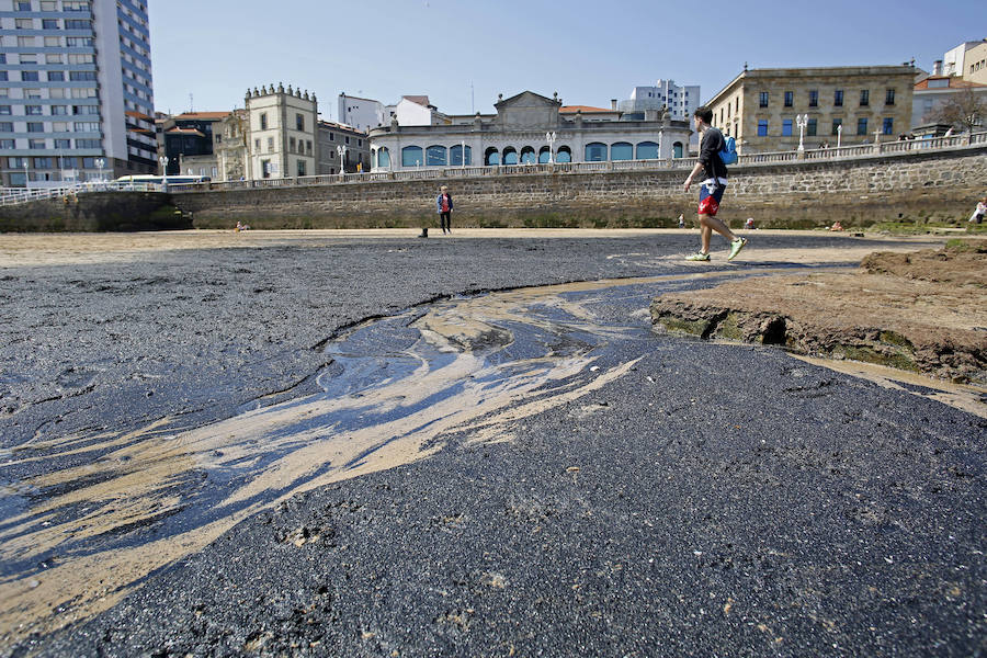 La mancha oscura ha aparecido de nuevo junto al 'pedreru' de San Pedro y se prolonga hasta la escalera número 2 del arenal gijonés