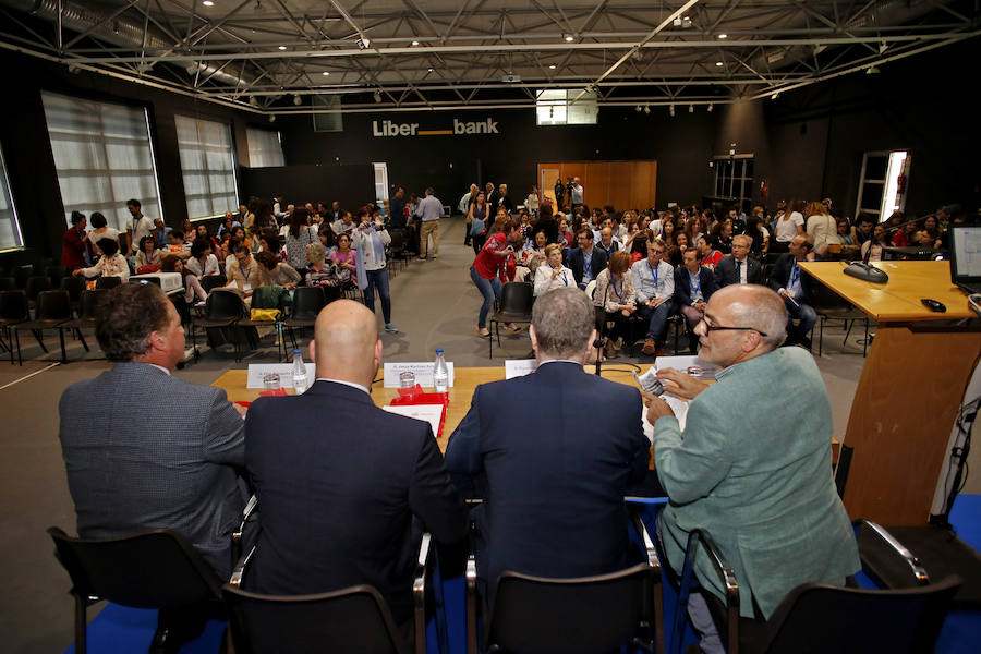 La apertura corrió a cargo del consejero de Sanidad y con este encuentro se dan por inaugurados los actos del cincuentenario del Hospital de Cabueñes