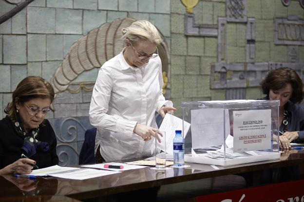 Las componentes de la mesa se disponen a iniciar el recuento una vez concluida la votación. 