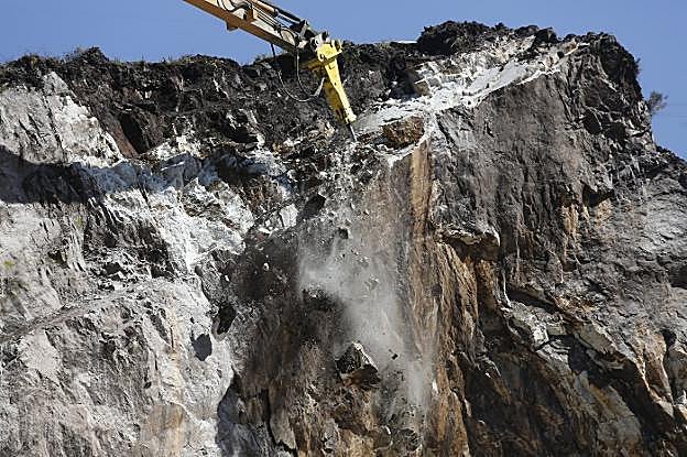Los trabajos de 'picado' de la zona alta de la montaña. 