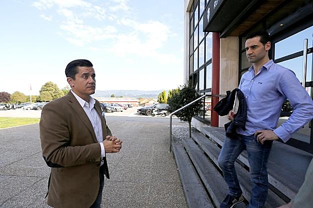 Jorge Guerrero y Emilio Llerandi, de la Federación de Peñas Sportinguistas. 