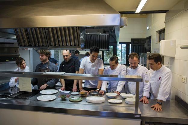 El grupo de chefs, en las cocinas de Casa Marcial, preparando sus menús. :: JUAN LLACA