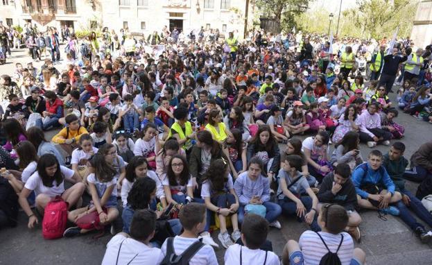 Miles de escolares ocuparon la explanada de Covadonga.