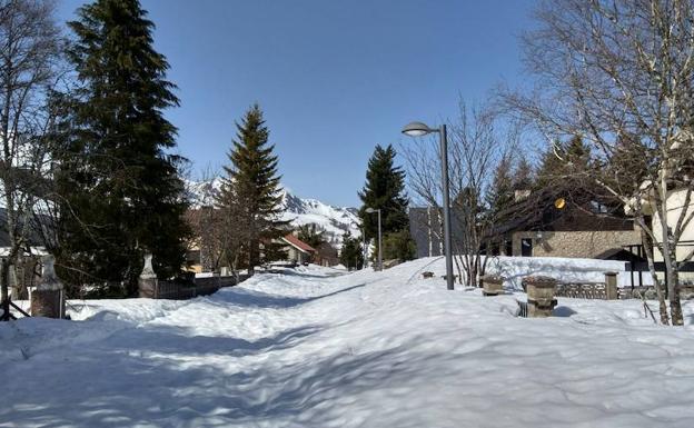 La Raya, cubierta de nieve este mismo viernes.