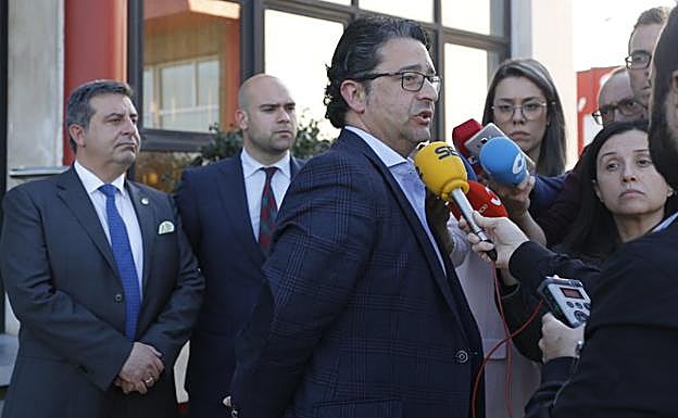 El consejero del Sporting Fernando Losada, al término de la reunión. Detrás el concejal de Seguridad, Estaban Aparicio, y el de Deportes, Jesús Martínez Salvador. 