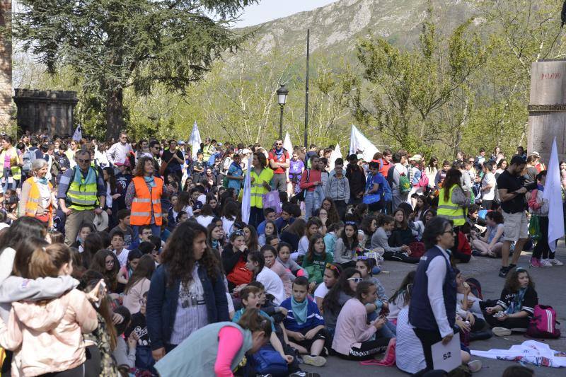 Fotos: Los jóvenes llenan Covadonga