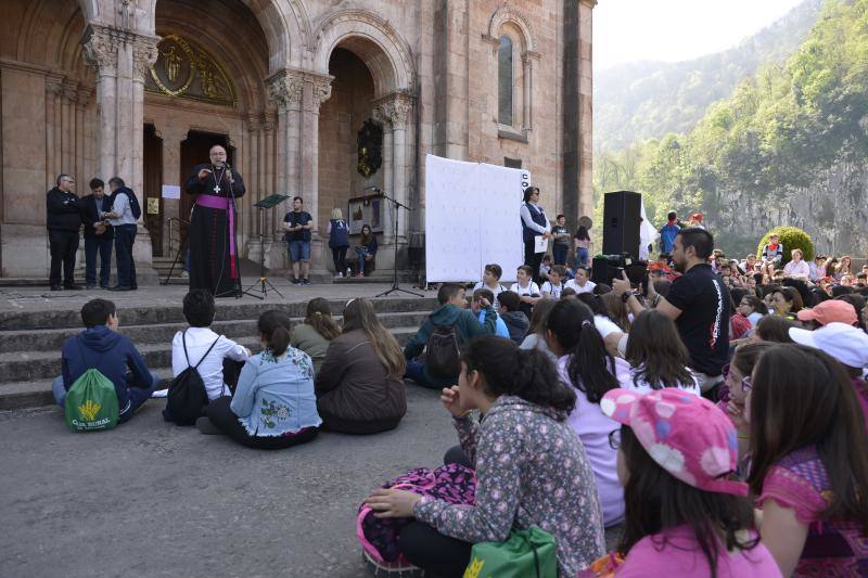 Fotos: Los jóvenes llenan Covadonga