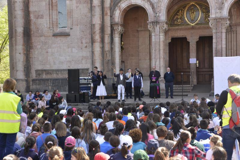 Fotos: Los jóvenes llenan Covadonga