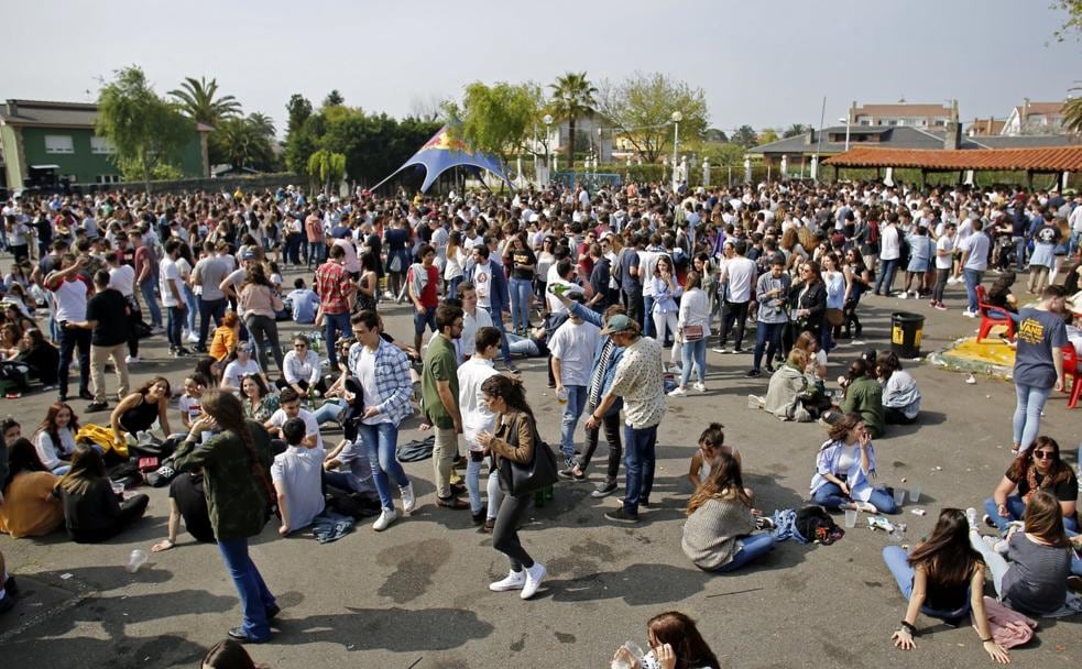 Aspecto que lucía ayer el recinto ferial Luis Adaro durante la espicha organizada por los ingenieros para recaudar dinero para el viaje de fin de carrera. 