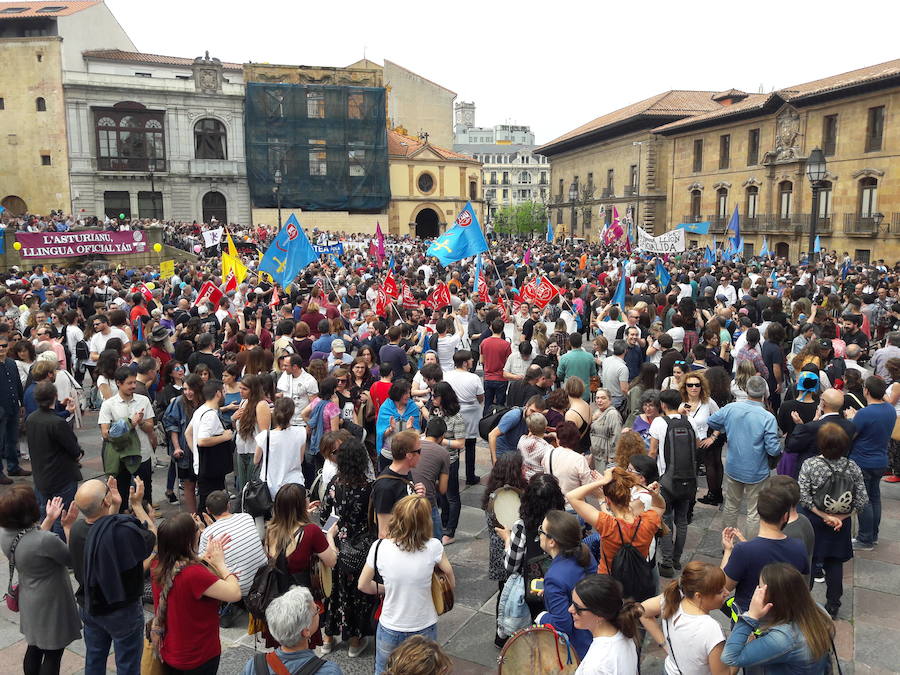 La concentración, celebrada en Oviedo, ha sido apoyada por miles de personas que a grito de «asturianu, llingua oficial» reclaman que la oficialidad sea una realidad 