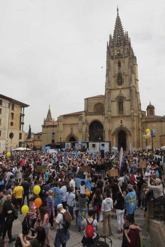 La concentración, celebrada en Oviedo, ha sido apoyada por miles de personas que a grito de «asturianu, llingua oficial» reclaman que la oficialidad sea una realidad 