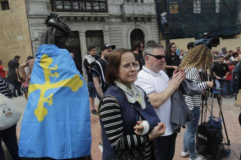 La concentración, celebrada en Oviedo, ha sido apoyada por miles de personas que a grito de «asturianu, llingua oficial» reclaman que la oficialidad sea una realidad 