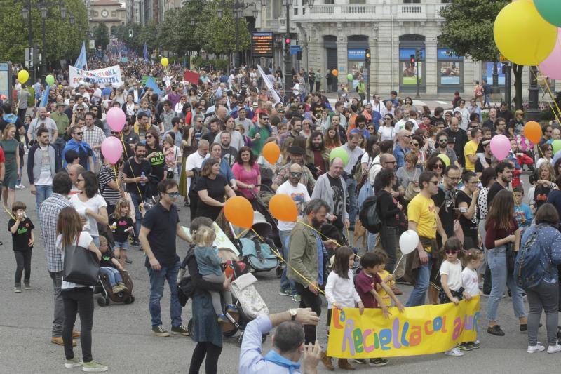 La concentración, celebrada en Oviedo, ha sido apoyada por miles de personas que a grito de «asturianu, llingua oficial» reclaman que la oficialidad sea una realidad 