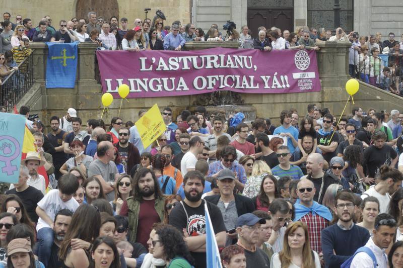 La concentración, celebrada en Oviedo, ha sido apoyada por miles de personas que a grito de «asturianu, llingua oficial» reclaman que la oficialidad sea una realidad 