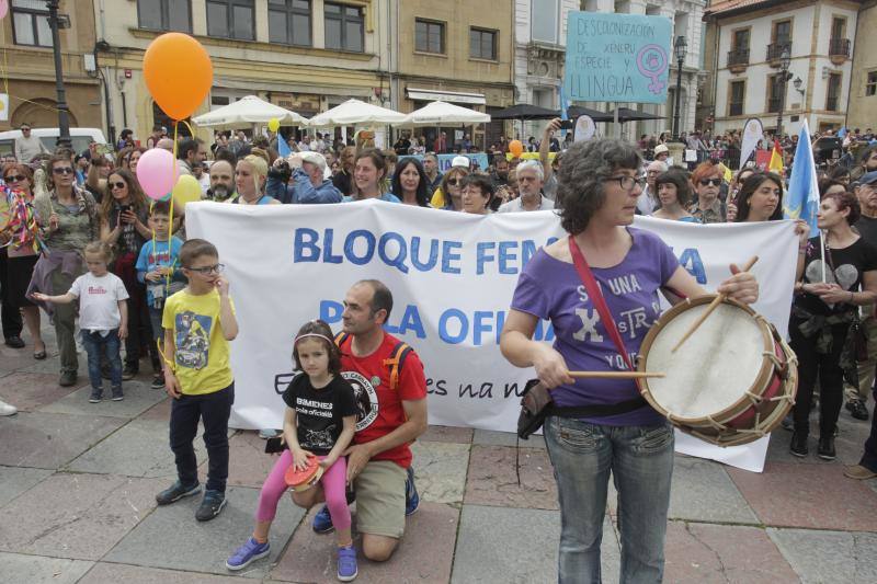 La concentración, celebrada en Oviedo, ha sido apoyada por miles de personas que a grito de «asturianu, llingua oficial» reclaman que la oficialidad sea una realidad 