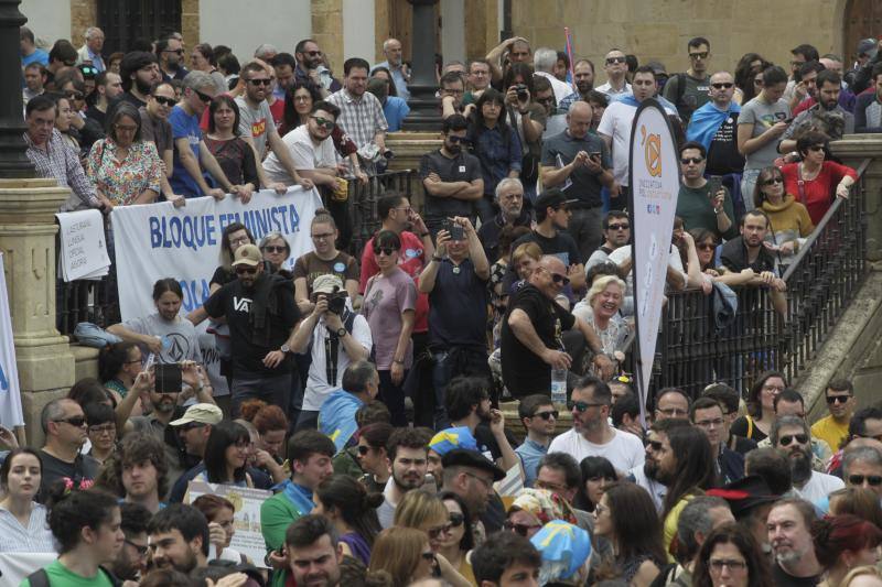 La concentración, celebrada en Oviedo, ha sido apoyada por miles de personas que a grito de «asturianu, llingua oficial» reclaman que la oficialidad sea una realidad 