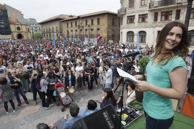 La concentración, celebrada en Oviedo, ha sido apoyada por miles de personas que a grito de «asturianu, llingua oficial» reclaman que la oficialidad sea una realidad 