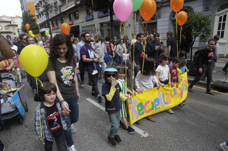 La concentración, celebrada en Oviedo, ha sido apoyada por miles de personas que a grito de «asturianu, llingua oficial» reclaman que la oficialidad sea una realidad 