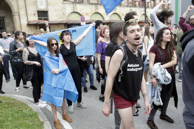 La concentración, celebrada en Oviedo, ha sido apoyada por miles de personas que a grito de «asturianu, llingua oficial» reclaman que la oficialidad sea una realidad 