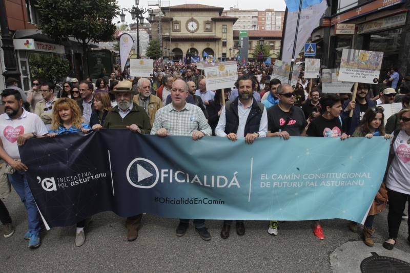 La concentración, celebrada en Oviedo, ha sido apoyada por miles de personas que a grito de «asturianu, llingua oficial» reclaman que la oficialidad sea una realidad 