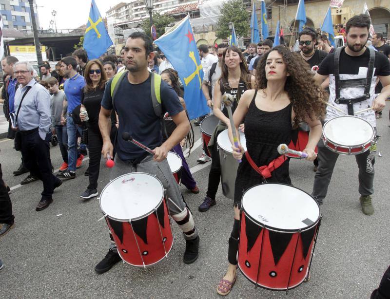 La concentración, celebrada en Oviedo, ha sido apoyada por miles de personas que a grito de «asturianu, llingua oficial» reclaman que la oficialidad sea una realidad 