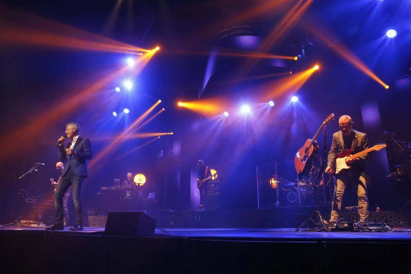 El cantante interpretó sus temas clásicos ante el público gijonés en un teatro abarrotado.