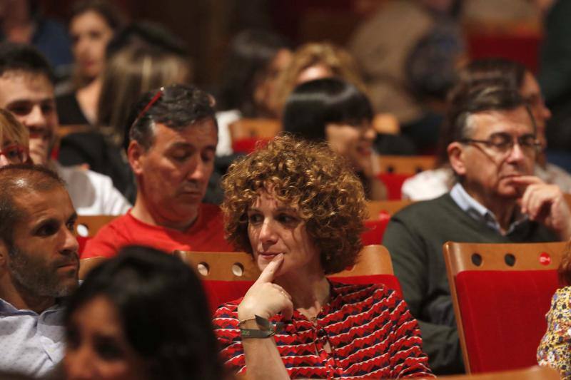 El cantante interpretó sus temas clásicos ante el público gijonés en un teatro abarrotado.