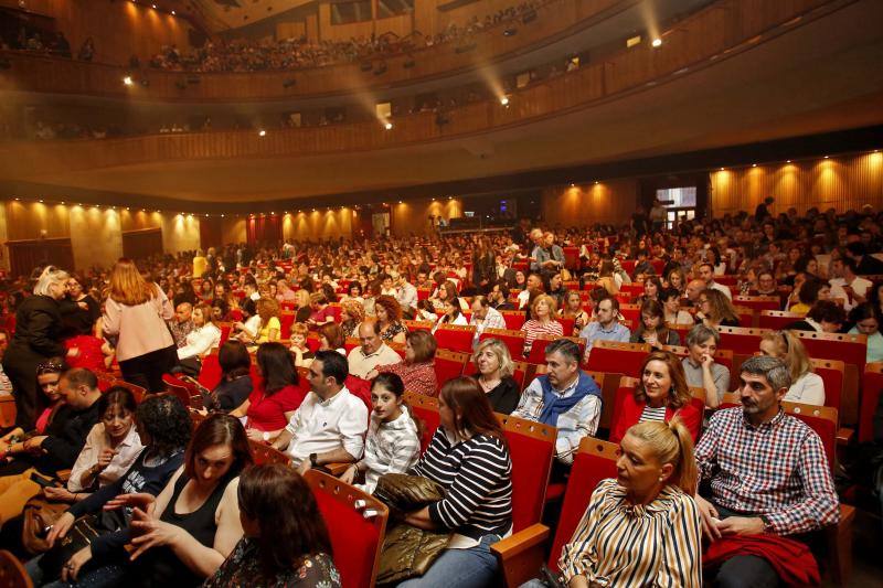 El cantante interpretó sus temas clásicos ante el público gijonés en un teatro abarrotado.